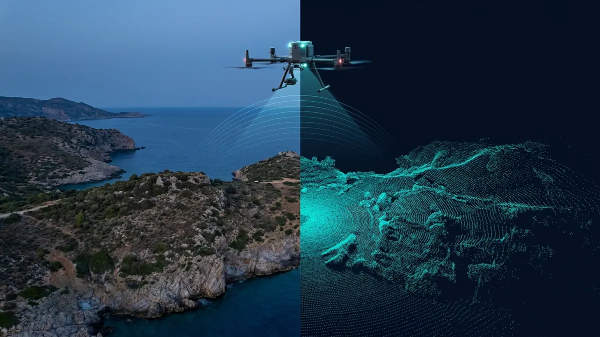 Drone da rilievo sopra un terreno costiero, metà fotografia aerea e metà nuvola di punti LiDAR